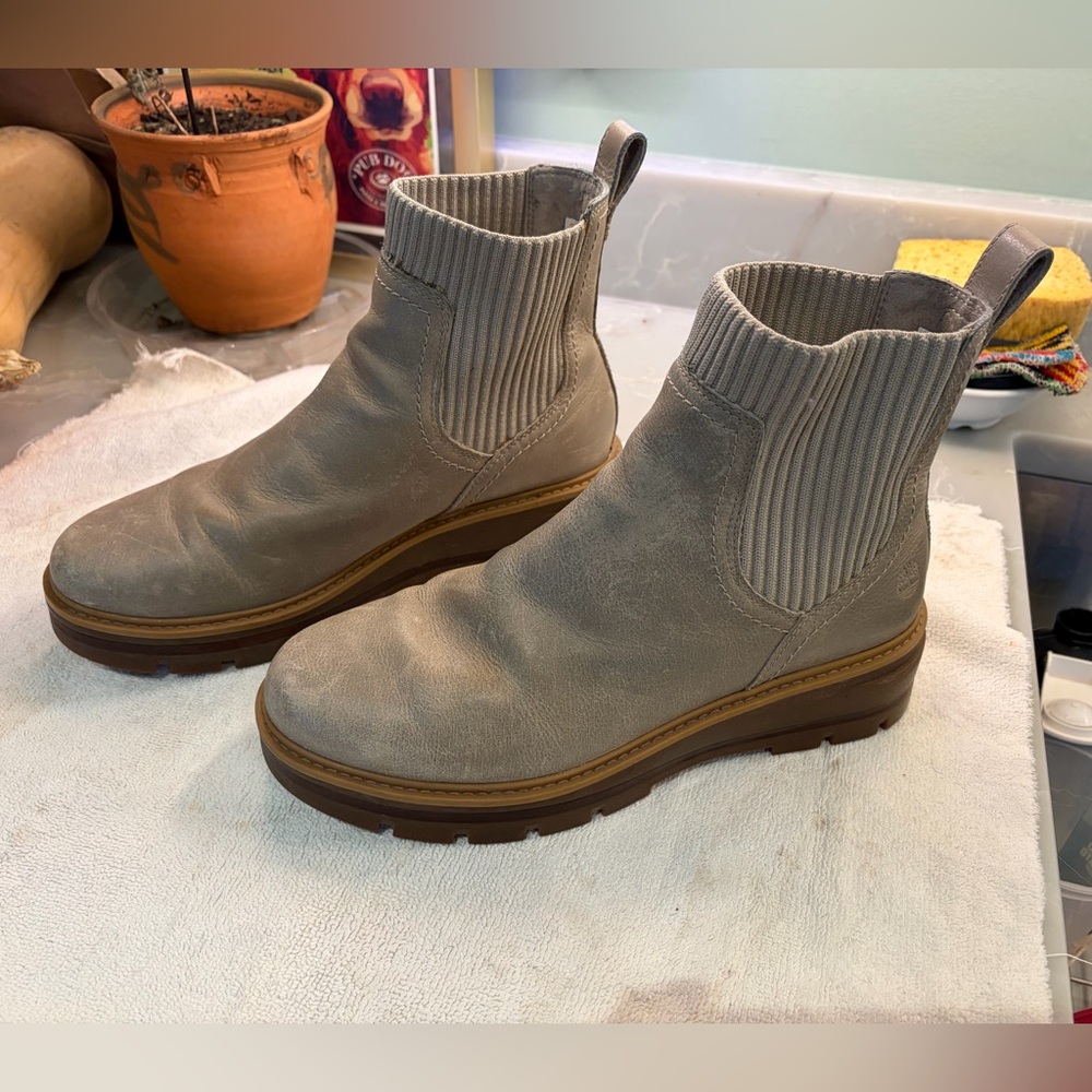 Timberland Women's Cervinia Valley Chelsea Boot size 8.5